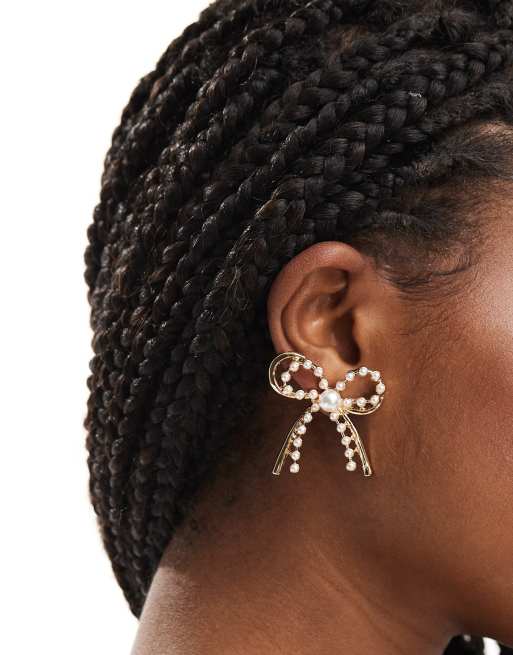 Pendientes dorados con diseño de lazo adornado con perlas chapados en rodio de 8 Other Reasons