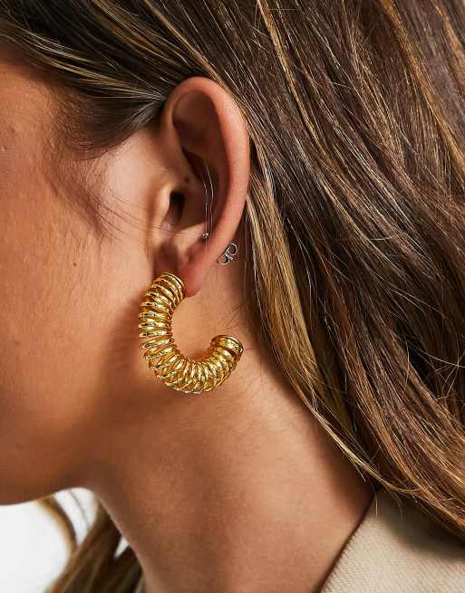 Pendientes dorados con diseño de media luna y detalle texturizado de Mango