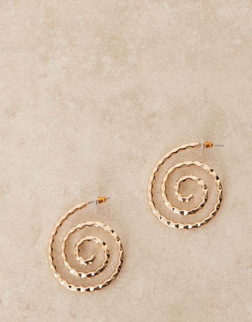 Pendientes dorados con diseño en espiral y textura repujada de ASOS DESIGN, 2 de 3