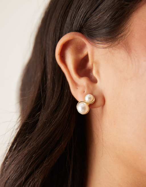 Pendientes dorados con diseño ondulado y dos perlas de DesignB London, 3 de 3