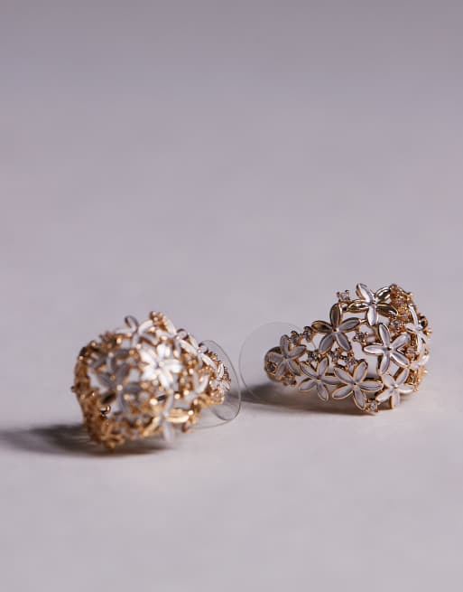 Pendientes dorados con forma de gota y flores pequeñas perladas de ALDO, 2 de 3