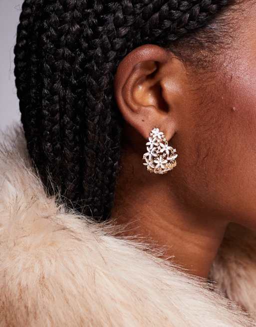 Pendientes dorados con forma de gota y flores pequeñas perladas de ALDO, 3 de 3