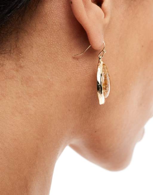Pendientes dorados con piedra sintética de estilo boho de DesignB London , 2 de 4
