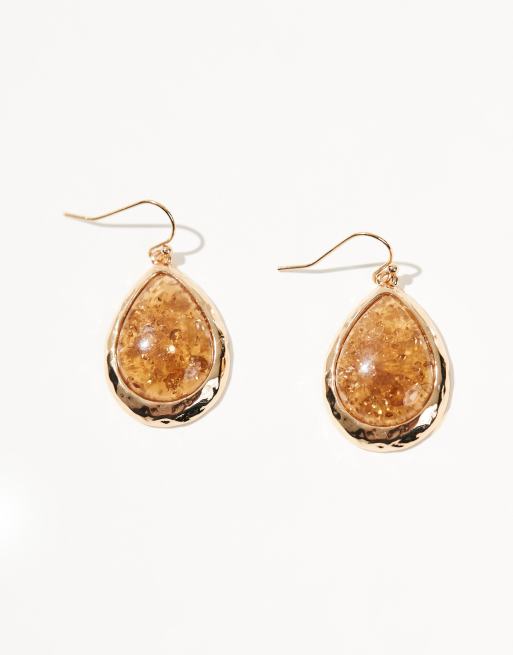 Pendientes dorados con piedra sintética de estilo boho de DesignB London , 3 de 4