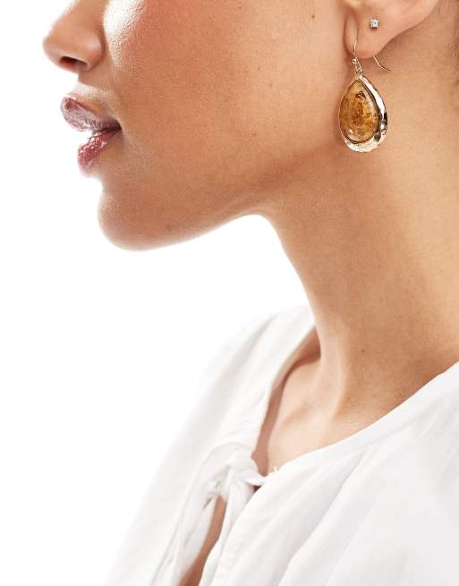 Pendientes dorados con piedra sintética de estilo boho de DesignB London , 4 de 4