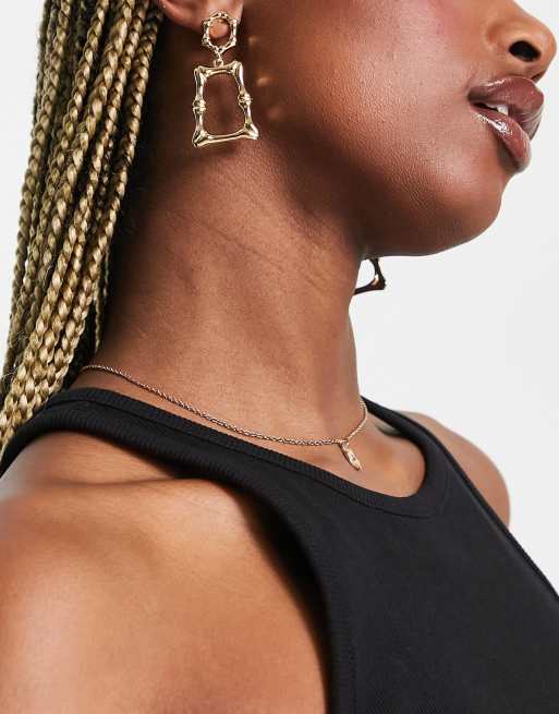 Pendientes dorados de estilo aldaba de DesignB London , 3 de 4
