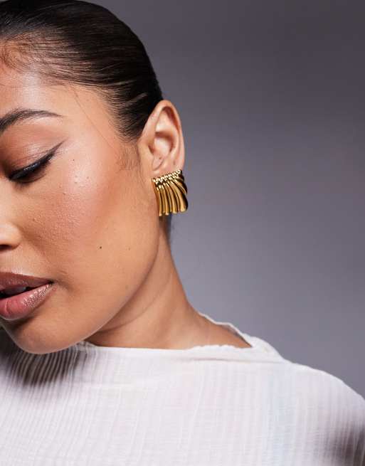 Pendientes dorados de estilo vintage con diseño estriado de 8 Other Reason