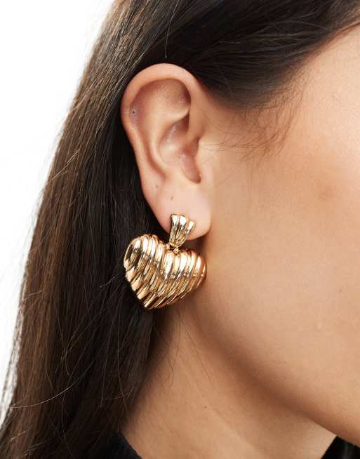 Pendientes dorados en forma de corazón de Mango 