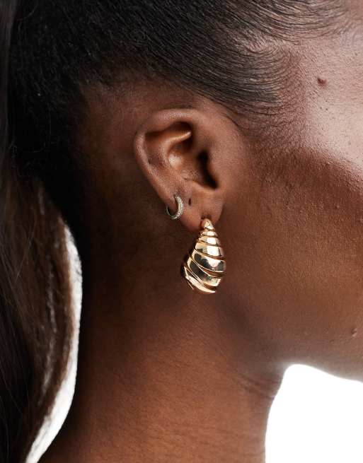Pendientes dorados en forma de lágrima con diseño calado Stacie de ALDO