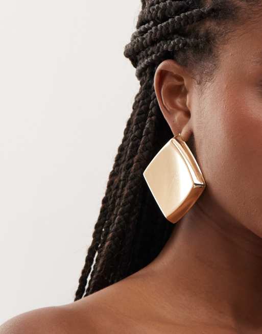 Pendientes dorados extragrandes con diseño cuadrado de Reclaimed Vintage, 2 de 3