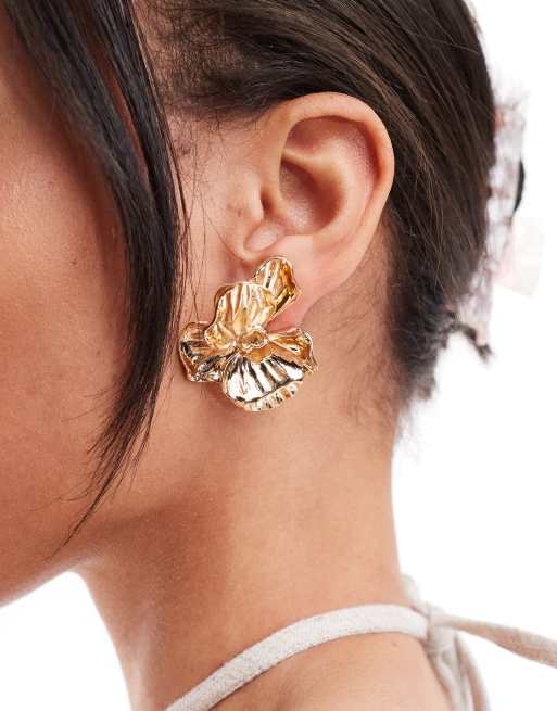Pendientes dorados llamativos con diseño de pétalos Violet de Petit Moments