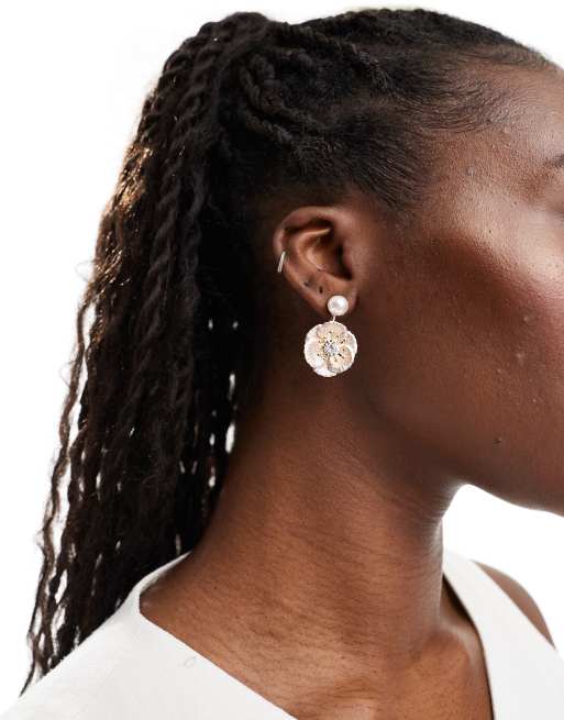 Pendientes dorados llamativos con diseño floral y perla de ALDO