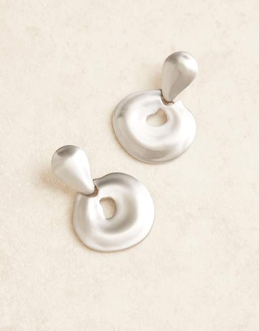 Pendientes grandes plateados estilo aldaba con efecto fundido satinado de ASOS DESIGN, 2 de 3