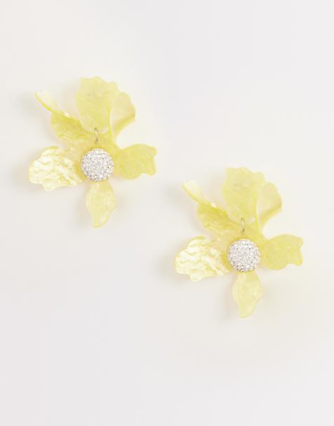 Pendientes largos amarillos de resina con diseño floral y detalle de strass exclusivos de Kaiia - view 1