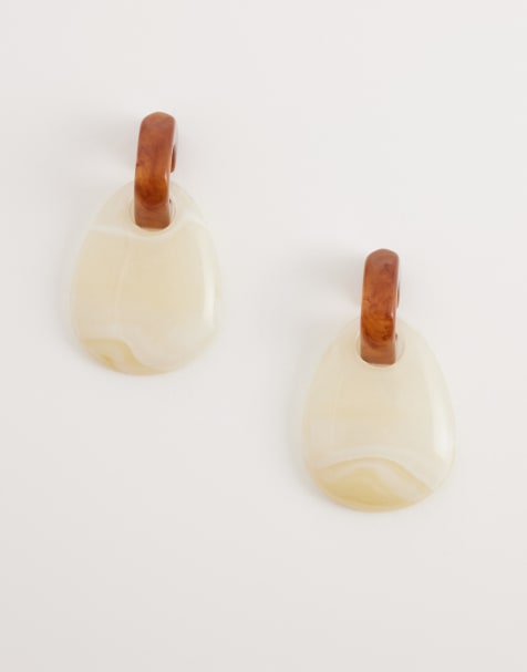 Pendientes largos beis de resina de DesignB London - view 1