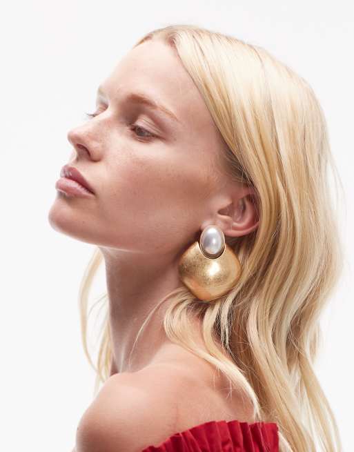 Pendientes largos blancos y dorados de perlas de imitación de la colección con Kaia Gerber de Mango