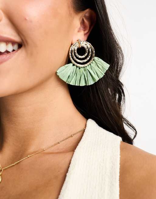 Pendientes largos color salvia con diseño de flecos de rafia de ASOS DESIGN