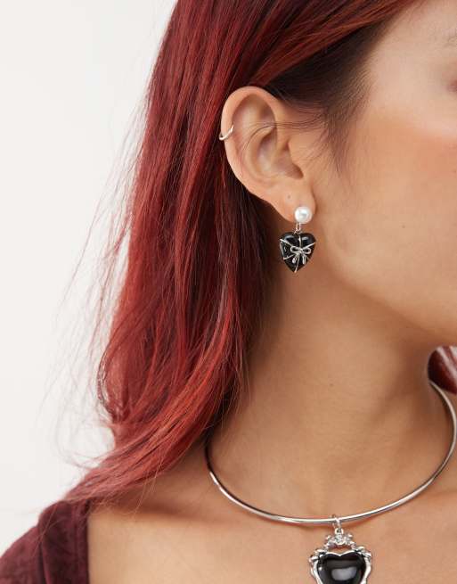 Pendientes largos con diseño de corazón negro de Reclaimed Vintage