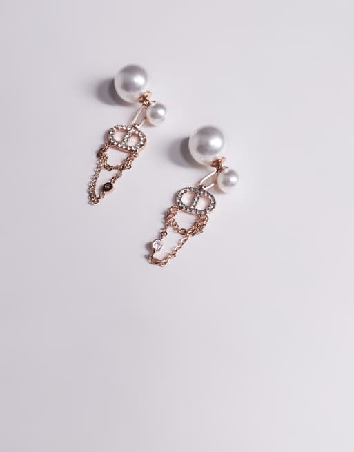 Pendientes largos dorado rosa con diseño colgante de cadena con cristales y perlas de ALDO, 2 de 3