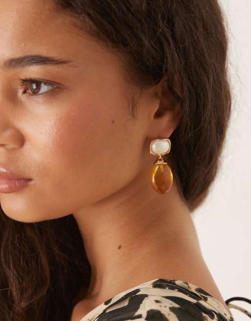 Pendientes largos dorados con detalle de perla y abalorio de Mango