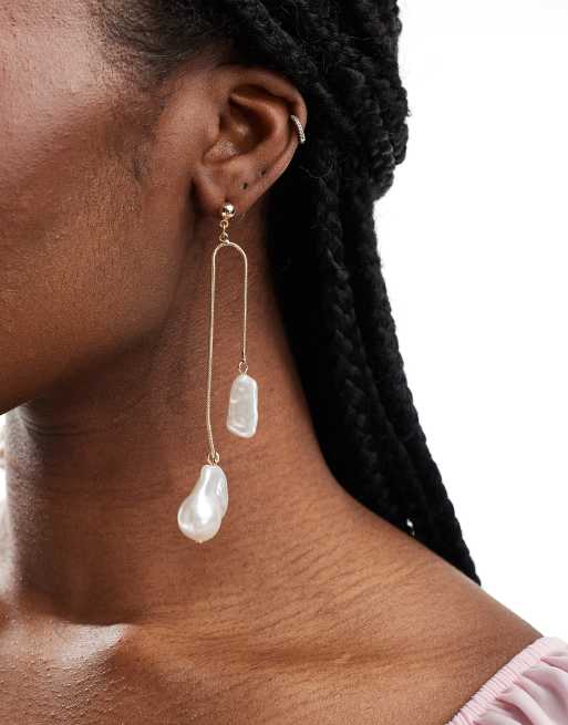 Pendientes largos dorados con diseño de cadena y perlas de agua dulce sintéticas de ASOS DESIGN, 2 de 4