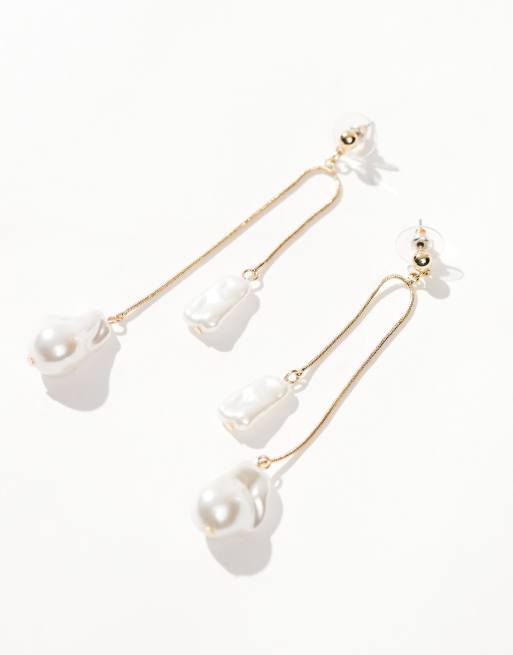 Pendientes largos dorados con diseño de cadena y perlas de agua dulce sintéticas de ASOS DESIGN, 3 de 4