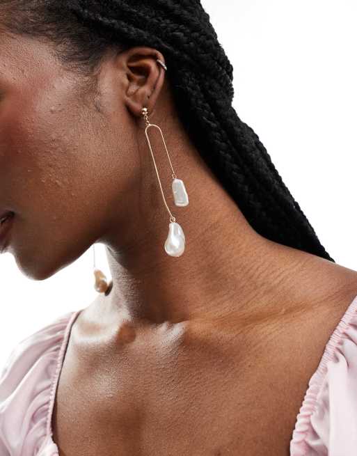 Pendientes largos dorados con diseño de cadena y perlas de agua dulce sintéticas de ASOS DESIGN, 4 de 4