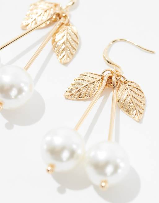 Pendientes largos dorados con diseño de cerezas de perlas de imitación de ASOS DESIGN, 4 de 4