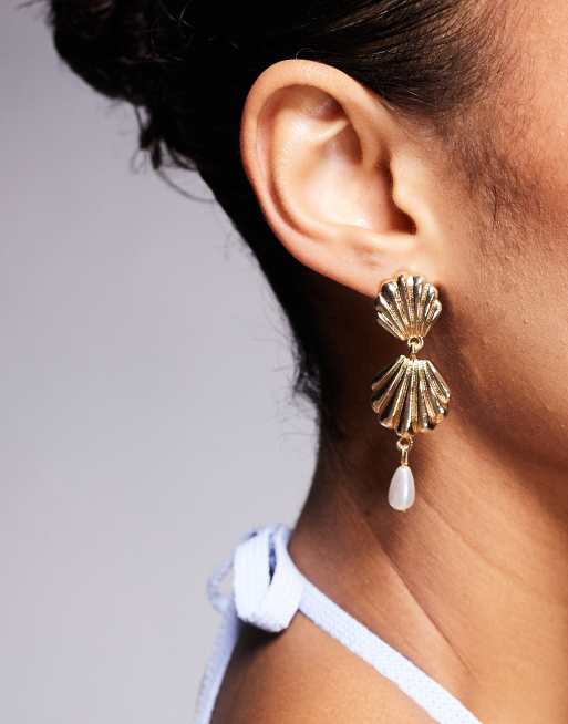 Pendientes largos dorados con diseño de concha y perla exclusivos de Kaiia