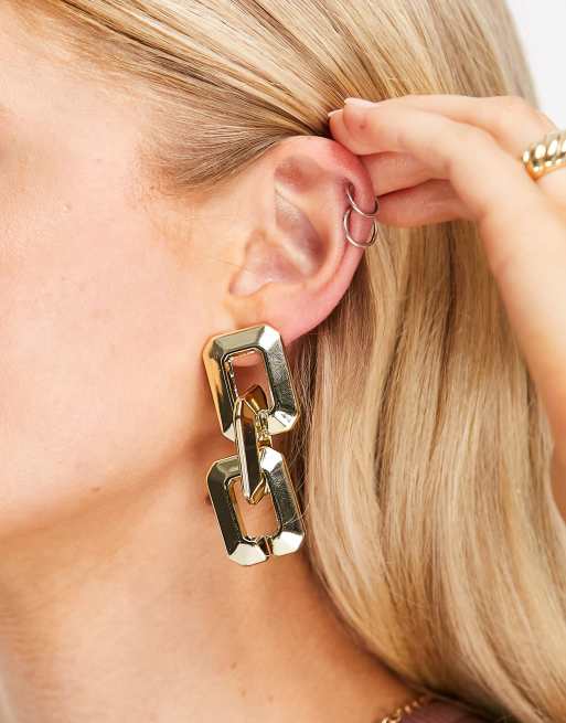 Pendientes largos dorados con diseño de eslabones de DesignB London, 2 de 4