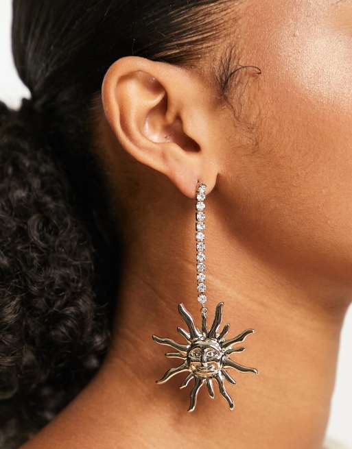 Pendientes largos dorados con diseño de sol de River Island
