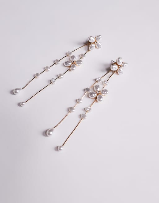 Pendientes largos dorados con diseño delicado floral de perlas Pearlora de ALDO, 3 de 3