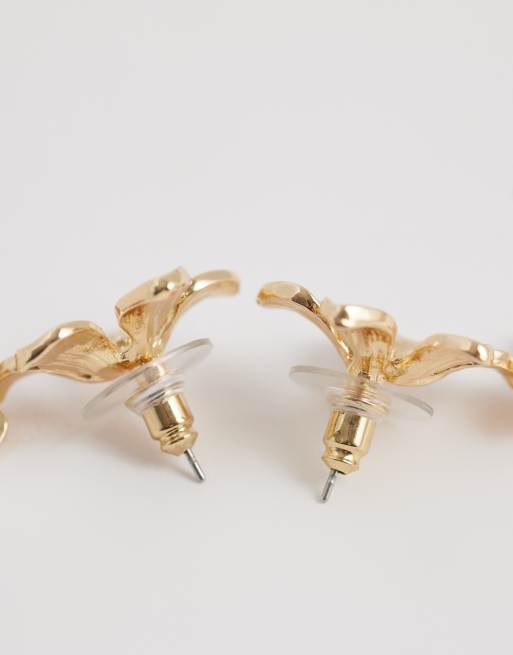 Pendientes largos dorados con diseño floral de DesignB London, 3 de 4