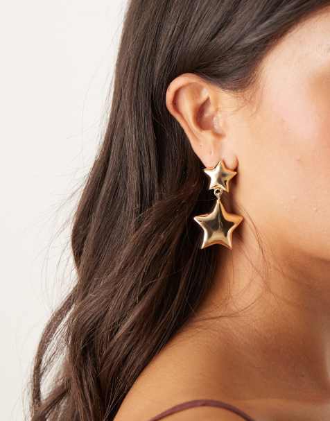 Pendientes largos dorados con diseño llamativo de estrellas dobles de DesignB London - view 1