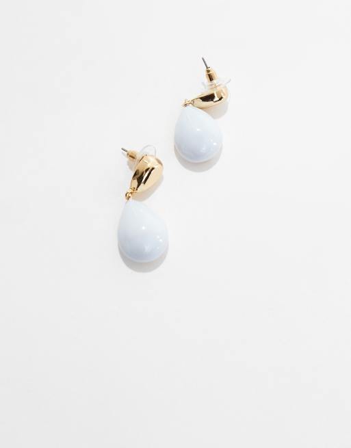 Pendientes largos dorados con esmalte azul de DesignB London , 2 de 4