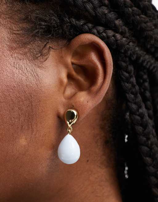 Pendientes largos dorados con esmalte azul de DesignB London , 3 de 4