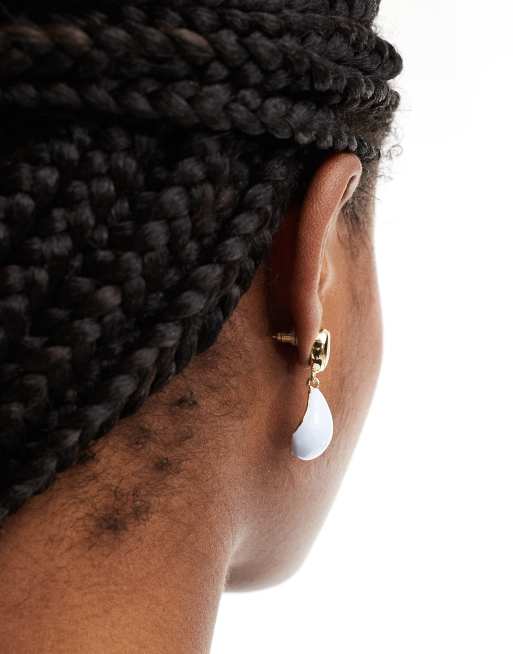 Pendientes largos dorados con esmalte azul de DesignB London , 4 de 4