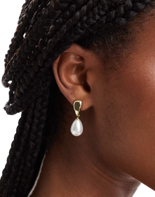 Pendientes largos dorados con perlas Liquid de Petit Moments