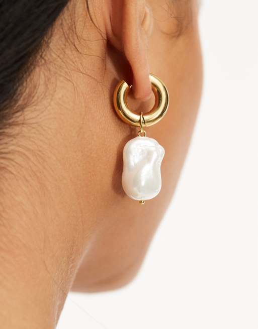 Pendientes largos dorados de acero inoxidable resistente al agua con perla Alice de Petit Moments
