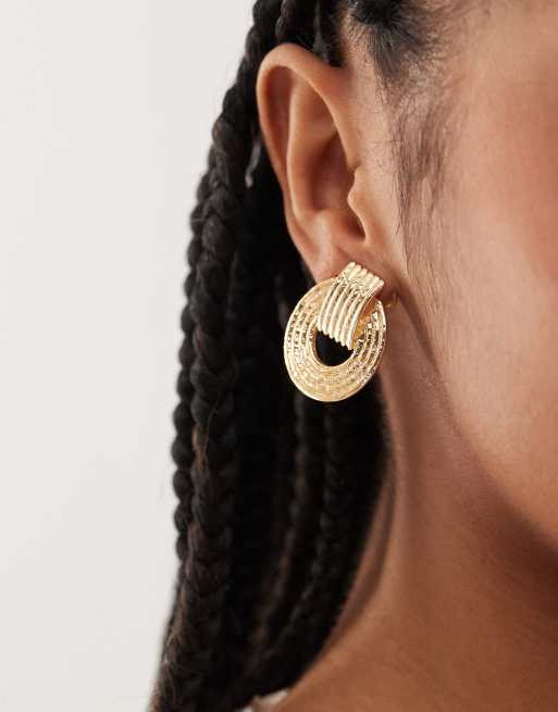 Pendientes largos dorados estilo aldaba texturizados de Petit Moments, 2 de 3