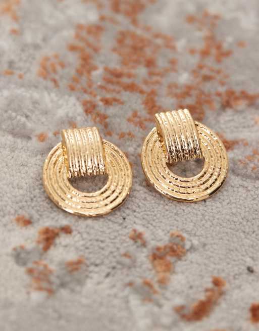 Pendientes largos dorados estilo aldaba texturizados de Petit Moments, 3 de 3