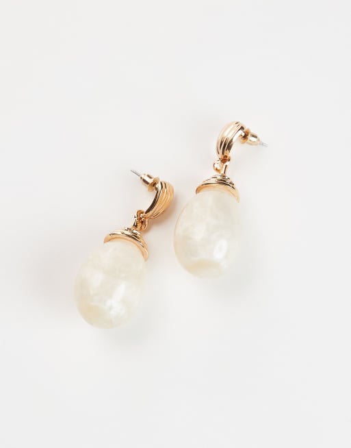 Pendientes largos dorados gruesos con colgante estilo piedra de luna de resina de Accessorize, 2 de 3