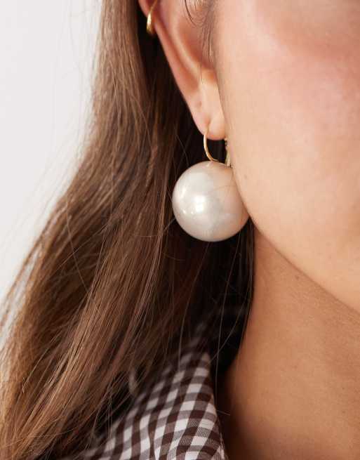 Pendientes largos dorados llamativos con detalle de perla Kit de Petit Moments