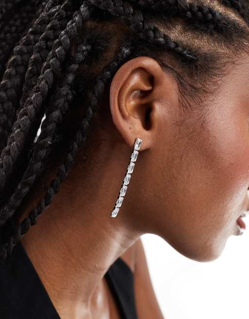 Pendientes largos plateados con cristales de talla baguette de True Decadence