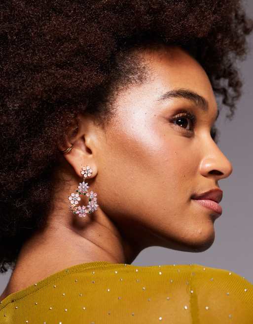 Pendientes largos rosas llamativos con diseño floral Yelaenna de ALDO, 3 de 3