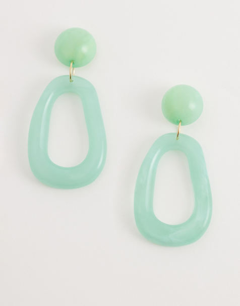 Pendientes largos verde menta llamativos de resina de DesignB London - view 1
