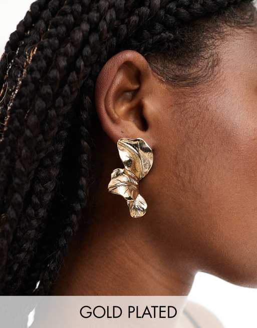 Pendientes llamativos texturizados chapados en oro de 8 Other Reasons