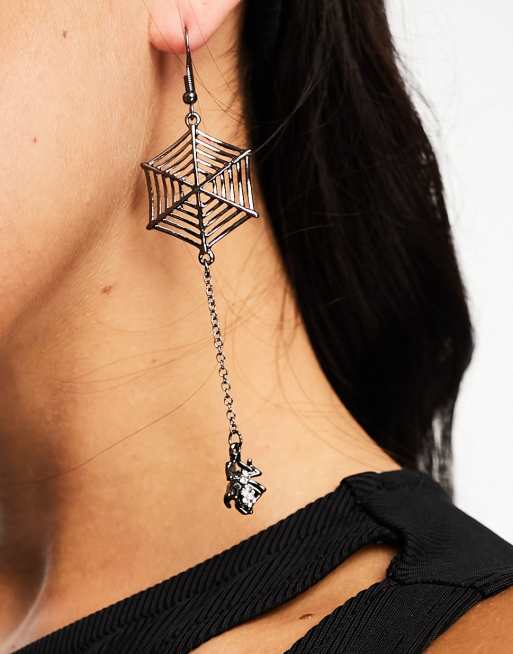 Pendientes negros con diseño de telaraña para Halloween de DesignB London 