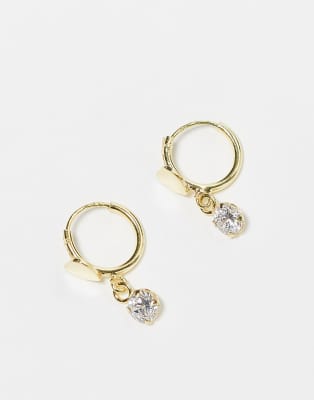 Pendientes pequeños con diseño de corazón y circonita chapados en oro de Kingsley Ryan - view 1