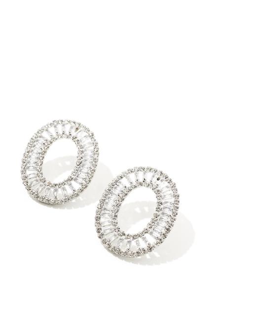 Pendientes plateados circulares con diseño adornado llamativo de True Decadence, 2 de 4